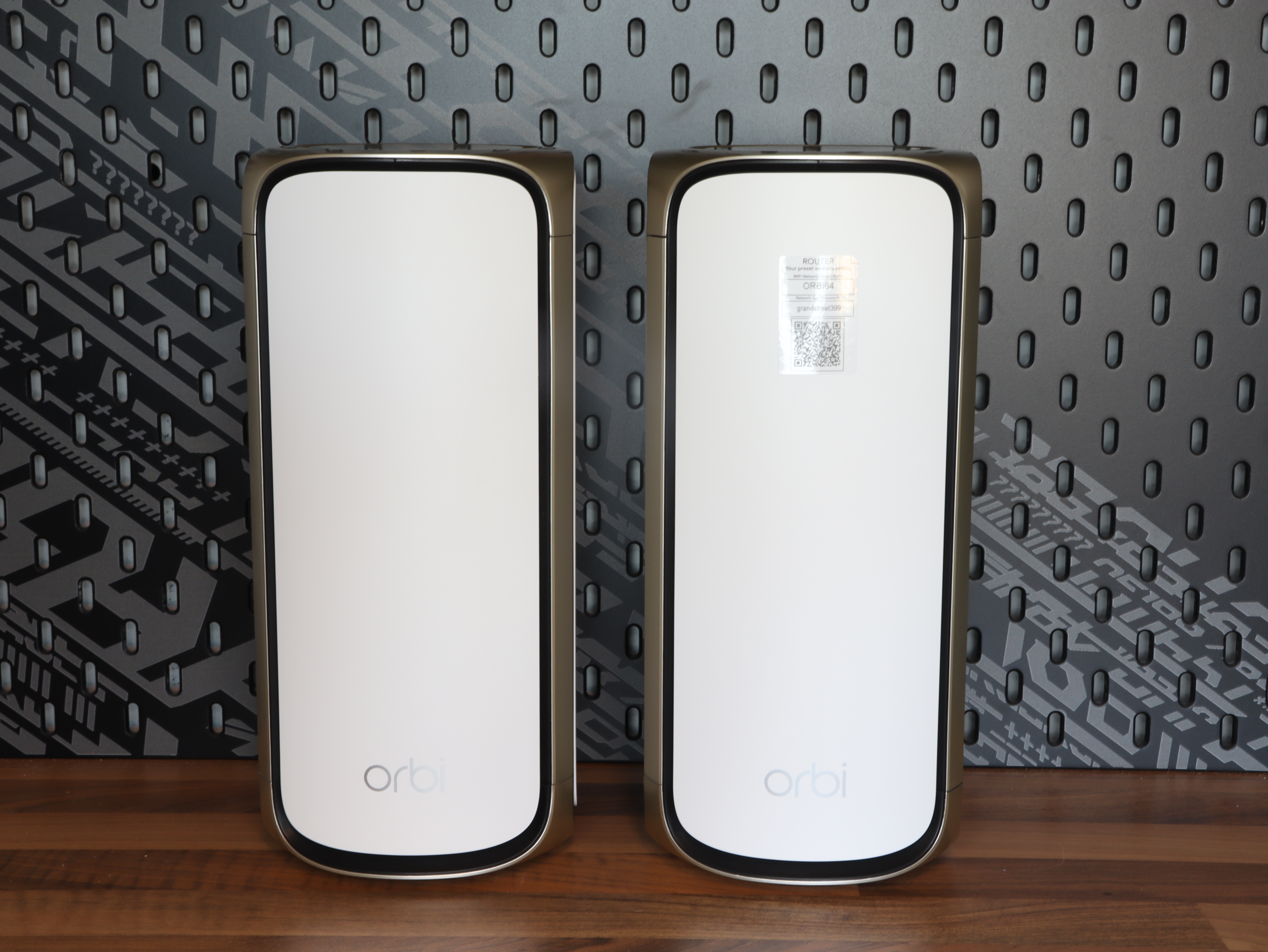 Smart home streaming Mesh Orbi 970 Series WiFi 7 Quad-band 8k video gaming 10Gig Speed.JPG